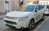 Mitsubishi Outlander PHEV, Firmenwagen von Top Immobilien, gesehen in Pécs (Ungarn), Oktober, 2019