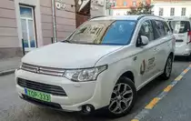 Mitsubishi Outlander PHEV, Firmenwagen von Top Immobilien, gesehen in Pécs (Ungarn), Oktober, 2019