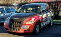 Chrysler PT Cruiser in Flammen, gesehen in Pécs (Ungarn), März, 2020