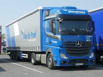 =MB Actros von SLONATRANS steht auf einem Rastplatz an der A 45, 8-2019