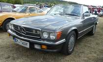 =MB 560 SL steht auf dem Austellungsgelände beim Oldtimertreffen in Ostheim, 07-2019