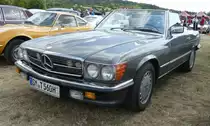=MB 560 SL steht auf dem Austellungsgelände beim Oldtimertreffen in Ostheim, 07-2019