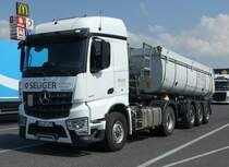 =MB Arocs Kippsattelzug von SELIGER steht auf einem Rastplatz an der A 45, 8-2019