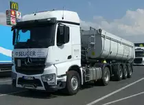 =MB Arocs Kippsattelzug von SELIGER steht auf einem Rastplatz an der A 45, 8-2019