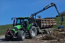 Deutz Acrotron Tracktor mit Holzanhänger, gesehen am Wegesrand bei einem Spaziergang. 04.2020.