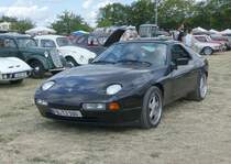 =Porsche 928 unterwegs auf dem Austellungsgelände beim Oldtimertreffen in Ostheim, 07-2019