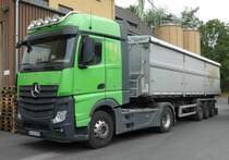 =MB Actros-Kippsattelzug von RAIFFEISEN-AGRAR steht zur Getreideanlieferung auf dem Betriebshof der Raiffeisen-Warenzentrale in Hünfeld, 08-2019