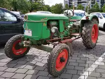 Ein Deutz D25 Kleintraktor stand Anfang Juni 2019 auf einem Hattinger Parkplatz.