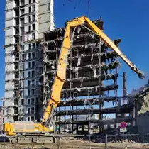 Liebherr R 974 C mit Longfrontausrüstung und Schrottschere Anfang Februar 2020 in Aktion beim Abriss des alten Land- und Amtsgerichtsgebäudes in Bochum.