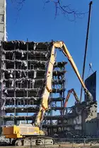 Liebherr R 974 C mit Longfrontausrüstung und Schrottschere Anfang Februar 2020 in Aktion beim Abriss des alten Land- und Amtsgerichtsgebäudes in Bochum.