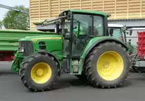 =John Deere 6230 steht zur Getreideanlieferung auf dem Betriebshof der Raiffeisen-Warenzentrale in Hünfeld, 08-2019