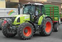 =Claas Arion 640 steht zur Getreideanlieferung auf dem Betriebshof der Raiffeisen-Warenzentrale in Hünfeld, 08-2019