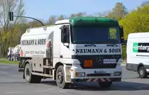 Älterer MB Actros Tanklaster der Fa. NEUMANN & SOHN (Baustellenfahrzeug) Befüllung siehe UN-Nr.: 30/1202 = Dieselkraftstoff für Baumaschinen am 16.04.20 Berlin Marzahn.   