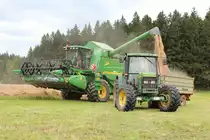 John Deere 6110 mit einem Maraton Kipper und John Deere 9560i WTS bei der Ernte im Sommer 2014 in der nähe von Schärding