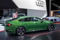 Rückansicht: Audi RS5 Sportback in grün, ausgestellt auf dem Autosalon Genf 2019.