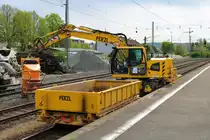 PERZL Liebherr 922 Rail am 18.04.20 in Bad Vilbel Bhf vom Bahnsteig aus fotografiert