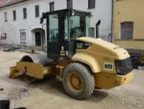Caterpillar Vibrationsglattwalze CS423E, Motor 3054E mit 62 KW, 6990 Kg Gewicht (03.06.2017)