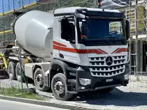 MB Arocs Betonmischer von Hosennen Transporte am 22.4.20 bei einer Baustelle in Glis.