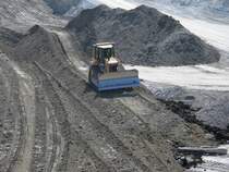 18.07.07,Bochum,CAT-Raupe auf der Schlackenhalde.