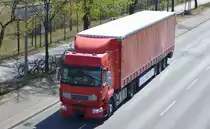 Polnischer Sattelzug mit einer Renault 460 PS Zugmaschine am 21.04.20 Berlin Schöneweide.