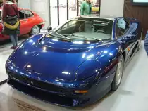 Jaguar XJ220, gebaut von 1992 bis 1994. Von diesem  Supersportwagen  verließen während der dreijährigen Produktionszeit 275 Fahrzeuge die Werkshallen in Coventry. Jedes dieser Autos kostete damals ziemlich genau DM 1.000.000,00. Der als Mittelmotor verbaute V6-Motor mit einem Biturbolader hat einen Hubraum von 3498 cm³ und leistet 550 PS. Die Höchstgeschwindigkeit wurde damals mit 343 km/h angegeben. Techno Classica Essen am 22.03.2018.