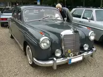 Mercedes Benz W180 II 220S, gebaut von 1956 bis 1959. Abgeleitet vom bereits 1954 vorgestellten W180 I 220a, stand dieses Modell ab März 1956 bei den Händlern. Während der vierjährigen Produktionszeit verließen 55.279 Autos dies Typs die Werkshallen von Mercedes Benz. Ein solches Auto war ab DM 12.500,00 zu haben. Der Sechszylinderreihenmotor hat einen Hubraum von 2195 cm³ und leistet 100 PS. Nach den Werksferien 1957 wurde die Motorleistung auf 106 PS angehoben. Oldtimertreffen an der Pferderennbahn Krefeld im Juli 2017.