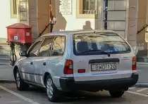 Rückansicht: Toyota Corolla E100. Foto: Herbst, 2019 in Pécs, Ungarn.