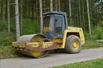 Bomag BW 213 D 2 Walzenzug, aufgenommen nahe einer Strassenbaustelle. April 2020