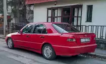 Rückansicht: Mercedes-Benz C-Klasse (W202) in rot. Foto: Januar, 2020, Pécs, Ungarn.