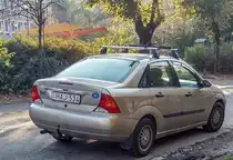 Rückansicht: Ford Focus I Sedan in Pécs, Ungarn (Oktober, 2019).