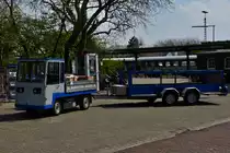 Still Elektrofahrzeug mit Hänger am Bahnhof in Wangerogge. 05.16
