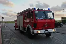 Mercedes Benz Feuerwehr Fahrzeug nahe dem Bahnhof von Norddeich. 05.2016