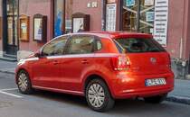 VW Polo Mk5 in oragne, fotografiert in Oktober, 2019.