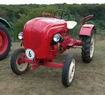 =Porsche Junior, mit unpassender Haube, ausgestellt beim Schlüter-Treffen am Kirchheimer See, 09-2019