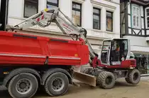=Takeuchi-Bagger bei Entladearbeiten in Lemgo, 09-2019