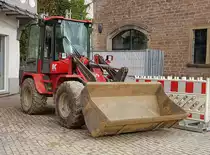 =Volvo-Radlader von KÖGEL-Bau steht im September 2019 im Lemgo