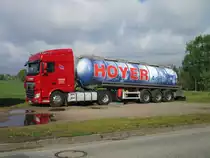 Nach einem kleinen Regenschauer glänzte Dieser DAF Tanksattelzug,am 02.Mai 2020,in Sukow,wie neu.