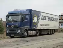 Am Bahnhof in Parchim fotografierte ich,am 22.Februar 2020,diesen Mercedes Benz Sattelzug.