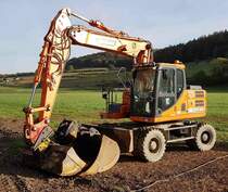 =Doosan-Radbagger DX 160 W von BICKHARDT-Bau steht auf einer Baustelle im Fuldatal, 10-2019