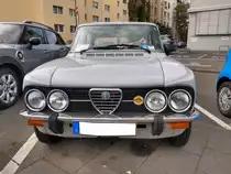 Frontansicht einer Alfa Romeo Giulia Nuova Super, gebaut von 1974 bis 1978. Die Giulia wurde bereits seit 1962 produziert. Nach den Werksferien 1974 wurde dieser zeitlose Wagen modernisiert. Die Sicke im Kofferraumdeckel fiel weg und dem Zeitgeist entsprechend, bekam das Auto einen Kühlergrill aus Kunststoff. Lieferbar war die Giulia mit zwei Vierzylinderreihenmotoren mit einem Hubraum von 1290 cm³ und 103 PS oder 1570 cm³ Hubraum mit 125 PS. Köln am 03.05.2020.