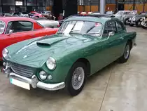 AC Greyhound, produziert in Kleinserie von 1959 bis 1963 bei AC Cars in Thames Ditton/Grafschaft Surrey. Der Wagen erinnert ein wenig an einen geschrumpften Aston Martin DB4. Angeblich verließen 82 oder 83 Autos dieses Typs das Werk. Das Modell war wahlweise mit drei Motorisierungen lieferbar: Vierzylinderreihenmotor mit 1971 cm³ und 87 PS (AC Eigenentwicklung) oder einem Vierzylinderreihenmotor aus dem Regal der Marke Bristol mit einem Hubraum von 1991 cm³ und einer Leistung von 130 PS. Im letzten Modelljahr konnte der geneigte Kunde auch einen Sechszylinderreihenmotor aus dem Hause Ford/GB bestellen. Dieser  Sechsender  hat einen Hubraum von 2552 cm³ und einer Leistung von 90 PS. Classic Remise Düsseldorf im November 2010.
