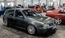 VW Golf IV mit großen felgen getunt. Foto AMTS, 03.2019, Budapest.