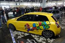 Fiat Stilo, wieder ein Bespiel für guten Luftfeder-Humor.  Supair Mario  mit einem Fahrwerk Teil in der Hand. Foto AMTS, 03.2019, Budapest.