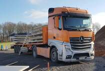 =MB Actros der Firma EBERT steht zur Entladung von Betonfertigteilen, 01-2020