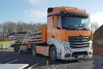=MB Actros der Firma EBERT steht zur Entladung von Betonfertigteilen, 01-2020