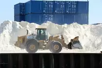 Cat Radlader bei seinem staubigen Alltag im April 2020 im Hafen Wustermark.