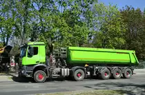 Mercedes Benz Arocs 2050 Kippsattelzug mit Schmitz-Auflieger am 23.04.2020 in Berlin.