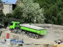 Voll ist die Fuhre , Plane ist drauf - und ab aus der Baugrube. Mercedes Benz 2048 am 23.04.2020 in Berlin.