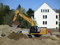 Cat 324E LN Raupenbagger wartete am 23.04.2020 in Berlin auf einen  neuen  Kippsattelzug zum Beladen.