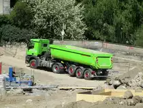 Dieser Mercedes-Benz Arocs 2050 mußte am 23.04.2020 in Berlin seinen Schmitz-Auflieger Rückwärts von der Strasse in die Baugrube schieben. 